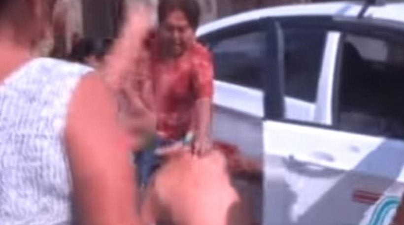 Έφαγε το ξύλο της ζωής του! Γυναίκες λιντσάρουν παιδόφιλο στη μέση του δρόμου (βίντεο)